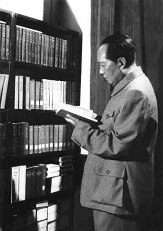 回忆当年和主席的谈话，我知道了科学主要是如何认识世界，科学包括自然科学、社会科学和人类思维的科学。而技术主要是如何去改造世界，技术本身还不是生产力，还要在具备许多必要的前提要素后，才可能转化为生产力。