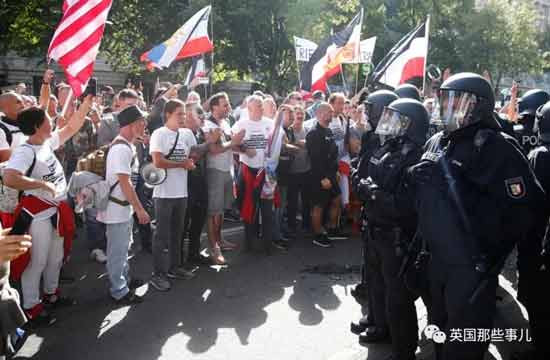 欧洲各国怎么都开始反口罩反疫苗游行？！这画面，整个欧洲大陆都疯了！