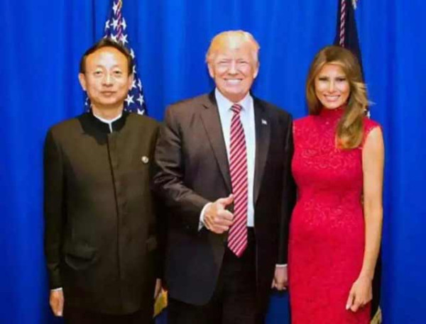 看看，满口的梦想、奋斗、努力、自己打造事业.....然而，赵老爷是靠650万美元的大手笔开路，才让”普通女孩“成为“美国高考状元”上了斯坦福的。