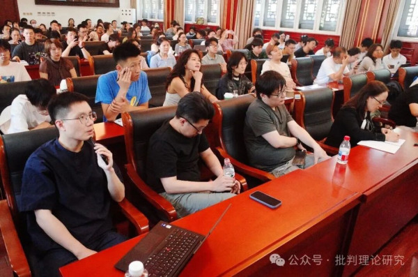 哈特教授的演讲横跨马克思、维尔诺、斯宾诺莎、德勒兹等思想谱系,既有宏大的历史视野,又有锐利的现实关怀;三位评议人的理论交锋与在场师生的开放性提问,共同构成了这场高质量学术对话的完整图景。在当前全球AI热潮持续升温、各国纷纷出台相关政策的大背景下,哈特教授从马克思主义政治经济学出发对数字自动化所作的批判性分析,无疑为中国学界提供了一个重要的理论参照。