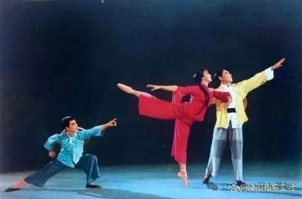 在中国文艺史上,有一个绕不过去的话题:样板戏。从《红灯记》到《智取威虎山》,从《沙家浜》到《红色娘子军》,这些诞生于半个多世纪前的作品,至今仍在舞台上常演不衰,许多唱段早已成为中国人集体记忆中的文化基因。“临行喝妈一碗酒,浑身是胆雄赳赳”“这个女人不寻常”……这些旋律一响,无数人便能脱口而出。样板戏何以具有如此持久的生命力?答案,就藏在毛主席那一句掷地有声的追问中:“我们的文艺是为什么人的?”