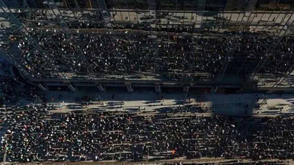 当地时间1月30日，从明尼苏达州到纽约州、再到加利福尼亚州，全美各地成千上万的抗议者走上街头，高呼“ICE Out Everywhere”（美国移民与海关执法局，从各地滚出去）的口号，抗议美国政府的高压移民执法行动。