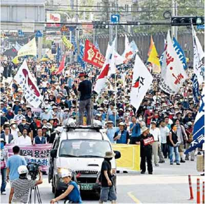 韩国民主总工会能够通过在2016年至2017年期间积极参与反对朴槿惠政权的烛光抗议活动来保护自己。然而,它的生存并不意味着劳工运动的复兴,因为新的挑战仍有待解决。本章认为,该运动的成功复兴取决于现有的民主工会能否与韩国工人阶级边缘化群体(如移民、非正规工人和女工)新出现的机构一起建立一个更具包容性的劳工运动。