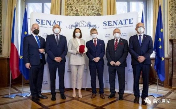 像季哈诺夫斯卡娅、瓜伊多这种带路党,别看它们一时风光,一旦对美国失去了利用价值,结局只能是被冲进下水道,就像用过的卫生纸一样。