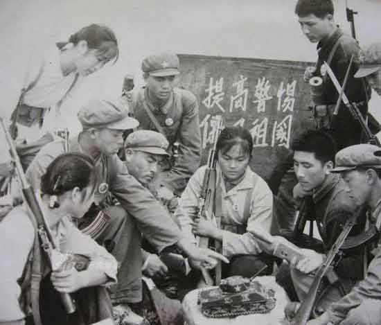 经济基础决定上层建筑,要改变旧中国绝大多数人的精神面貌和生活方式,实现富国强兵,必须摧毁由列强控制的一盘散沙的经济基础。作为列强代理人,身为军阀、买办、地主的蒋、宋夫妇,显然不打算这么干。所以,他们的廉价的口是心非的说教,最终只能变成笑话。