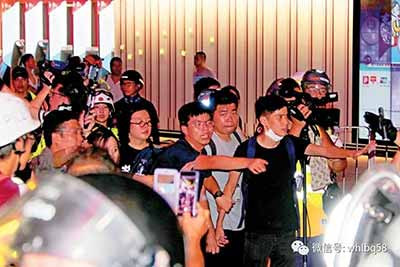 兰斌强：令人发指！十多名香港警察遭暴徒打伤送医