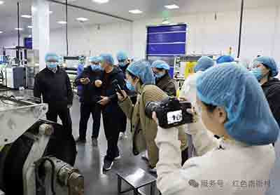 中央（含驻豫）全媒体记者采访团采访河南省南街村