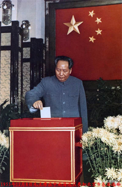 无疑,纪念毛主席,是一大亮点。但是,影片并没有展现毛主席思想的精髓——站在工人阶级的立场,为工人阶级的阶级利益而斗争。我一丝不苟的看完了影片的全部内容,却没有听到“工人阶级”和“阶级斗争观”。为工人阶级利益而斗争是毛泽东思想的核心观点,阶级斗争观是历史唯物主义的核心,毛主席是伟大的历史唯物主义者。不提阶级斗争和工人阶级立场,难免是本片的遗憾。