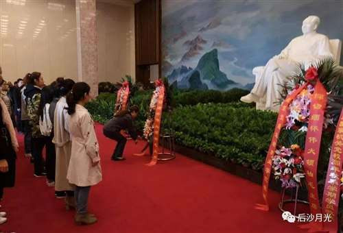拉美国家只有团结起来，共御强敌，寻求独立自主的发展道路，才能走向光明的未来。如何实现这一伟大目标？答案就在毛泽东思想当中。