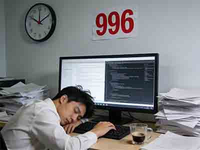 今天的“不婚潮”,也许正是为了倒逼社会去关注人的价值,去改善劳动环境,去降低生存成本,去构建一个更友好的育儿社会。