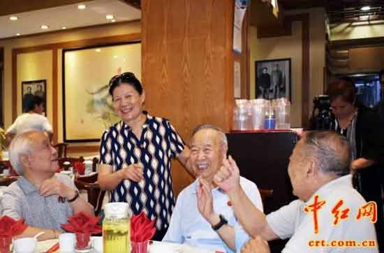 不忘初心!毛主席身边工作人员举行怀念毛主席逝世44周年活动(组图)