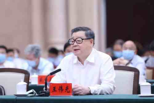 对于国际金融垄断资本主义,即新型帝国主义,我们必须从马克思主义的立场、观点、方法来认识它的新情况、新变化和新特征。一方面,国际金融垄断资本主义创造了比国家垄断资本主义更先进、更强大的劳动率和生产力,推动了高新科技新一轮的革命和信息智能变革,掀起了新浪潮,进一步推动了全球化发展,极大地增加了社会的物质财富,为新的社会形态的成长成熟提供了必要的物质条件。
