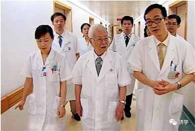 将来在历史书上,2003年抗击非典的老中医老英雄邓铁涛,必定会有浓墨重彩的一笔。