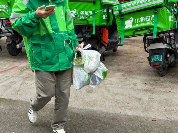 在便捷的消费体验背后，骑手被拖欠工资、肆意罚款、维权无门等乱象却接连爆发——北京骑手13天工资仅0.01元，嘉兴骑手10天跑单373单反倒倒欠，配送失误就面临单日收入归零的重罚。便利的民生服务，竟成了压榨骑手劳动权益的一把利刃。