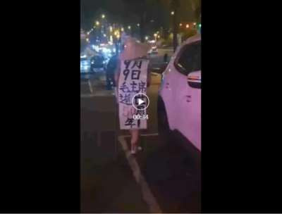 毛主席纪念堂恢复开放，队伍一眼看不到头，军民群众高喊他是对的