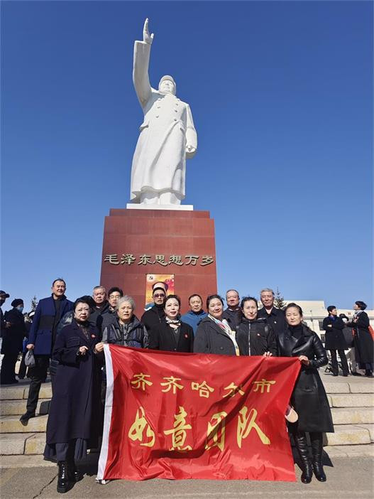 手舞鹤城艺术团与各界人士清明祭奠毛主席