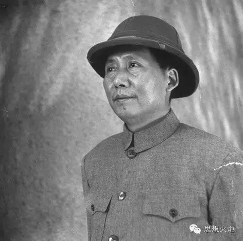 在中国始终有一批人想走资本主义道路,他们不要共同富裕,只想让少数人先富起来。总梦想让中国成为资本主义国家,期望中国能像欧洲的英法徳和日本那样,成为发达的资本主义国家。然而,这只能是做梦!