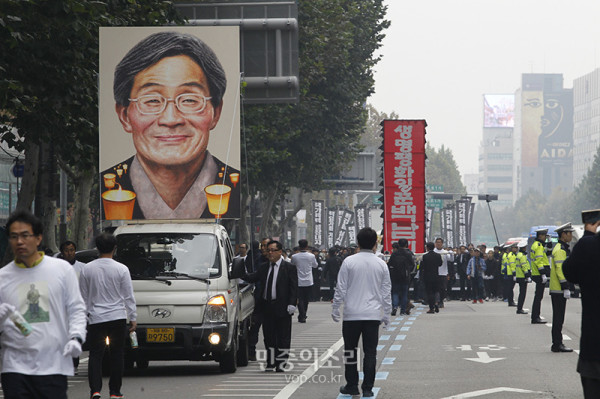 南朝鲜30万人倒朴 游行学生：成立革命政权