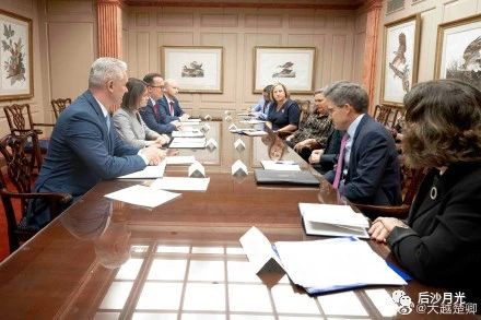 像季哈诺夫斯卡娅、瓜伊多这种带路党,别看它们一时风光,一旦对美国失去了利用价值,结局只能是被冲进下水道,就像用过的卫生纸一样。