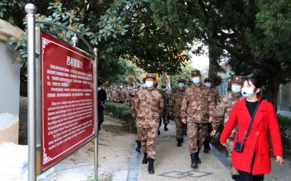 杨根思部队参观南街村——英雄的部队到文明的村庄