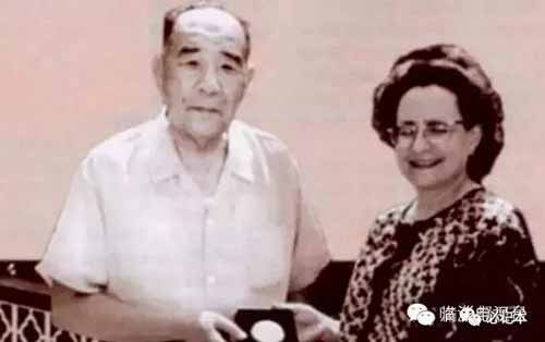 风险决策的时候主政的人不要老想着位子,稍微对老百姓有些责任心、稍微有些良知就会避免很多不必要的伤亡、很多无谓的巨大损失。