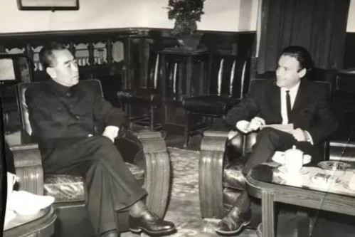 本文试图将《中国1964》放回当时的历史语境与多元参照之中,挖掘加莱亚诺的中国纪行在拉美左翼的新中国书写序列中的特殊性,从而为理解加莱亚诺的思想转变提供新的视角。
