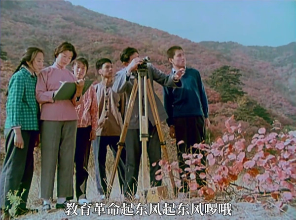 满山的松树青又青啰哦，满山的翠竹根连根啰：郭兰英和吕文科高亢明亮的声音响彻山谷，这是哪部电影插曲？