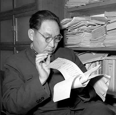 赵树理小说一个非常大的贡献是,他提出了“革命政权中有坏人”这个严肃的命题,这是许多作家没有指出的。反革命人士会认为:反正革命队伍里没好人;但如果站在革命的立场,怎么对待这个问题?在这个问题上,超前的赵树理,可能唯一的知音就是毛泽东。