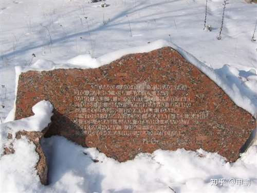郊外白雪皑皑的原野里,嵌着镌刻了那一段著名文字的石碑:“人最宝贵的是生命,生命对每个人只有一次。一个人的一生应该是这样度过的:当他回首往事的时候,他不因虚度年华而悔恨,也不因碌碌无为而羞愧;这样,在临死的时候,他就能够说:我的整个生命和全部精力,都已经献给世界上最壮丽的事业——为人类的解放而斗争!”