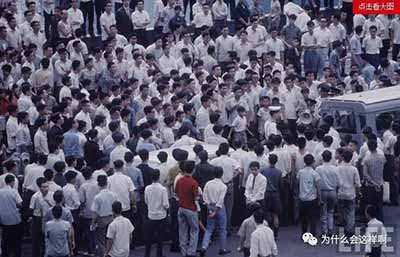 在未回归时,香港群众心向中国,勇于与外国殖民者做斗争,今天香港回归已经20多年了,境外势力却敢在中国的国土上煽动闹事,而”应者云集“,好好的想一想吧,今天的中国到底差哪了?!