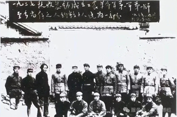 1927年8月7日，中共中央在武汉秘密举行紧急会议，史称八七会议。明确提出了“枪杆子里面出政权”