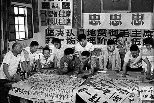 《民主课》以小说形式还原了20世纪60-70年代的历史现场，带我们回到了那个激情燃烧的岁月，让我们看到了那些不论幼稚不论荒唐却充满真诚善良的普通人的成长，以及中国人民生生不息的对平等的追求和要求。