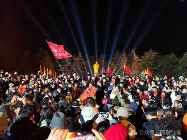 12月26日的韶山，并不只是一个地理坐标。它更像是一面镜子，映照出当下社会中那些尚未被充分讨论的焦虑与期待。