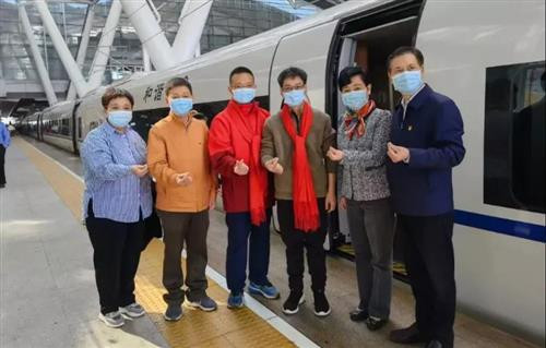 从邓铁涛先生到他的弟子张忠德,一代又一代的中医人之所以铭记毛主席的教导,一方面是想更好地为人民服务,而另一方面不就是期盼现时代能像毛主席那样振兴中医、发展中医吗?