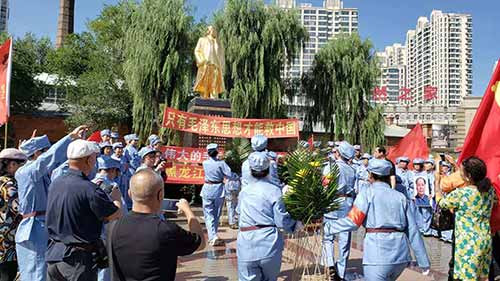 哈尔滨各界群众隆重纪念毛主席逝世43周年