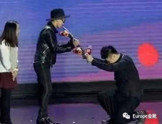 不是群众放弃了春晚,而是春晚远离了人民;不是人民亲近了韩流,而是资本控制了舞台。