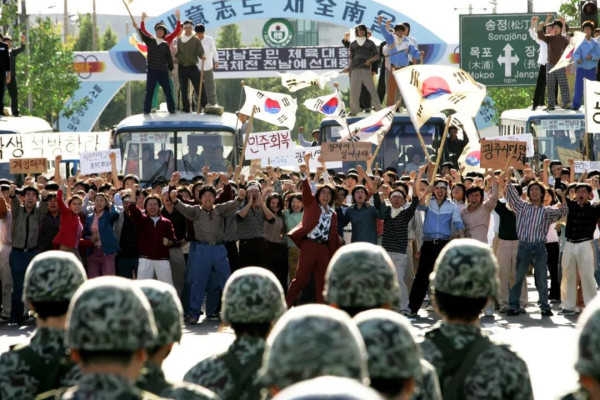 这些都让越来越多的韩国民众意识到，美国并不是施恩韩国的散财童子，更不是为半岛播撒民主意识的恩公，美国只是为了自己的帝国利益来到这里，虽然吃相稍微好看一点，但本质上与日本殖民者无甚不同。