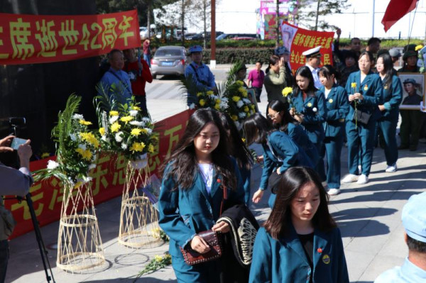 长春市各界人民群众隆重纪念毛主席逝世42周年