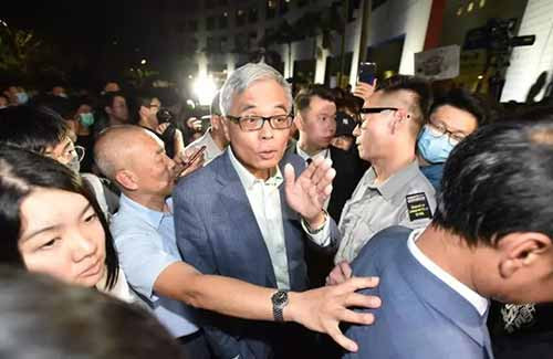 目击者讲述港科大“私刑”始末：碰瓷，殴打，“简直想要他的命！”
