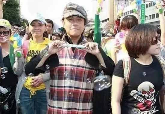 解放台湾，依靠的是钢铁一般的历史责任感和绝对自信的意识形态高位，这两者缺一不可。不论是自大浮夸的战狼精神，还是鼠目四顾的李鸿章主义，都只能被扫进垃圾堆中。
