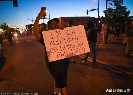 让我们重温上世纪六十年代毛泽东主席支持美国黑人抗暴斗争的声明，认清本质，坚定决心，鼓舞斗志，行动起来，给予美国人民反抗种族歧视的正义斗争以强大的声援！