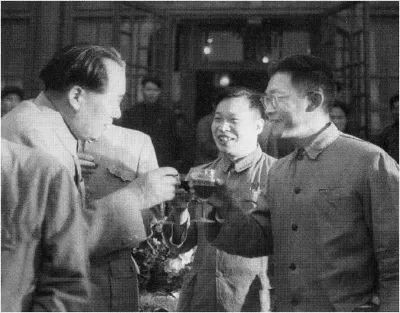 当然,这些问题在整个运动中是局部的,是实际工作中发生的偏差,丝毫不影响我们对建国初期知识分子思想改造的总体评价和肯定。更不能就此断言:这是知识分子噩梦的开始!