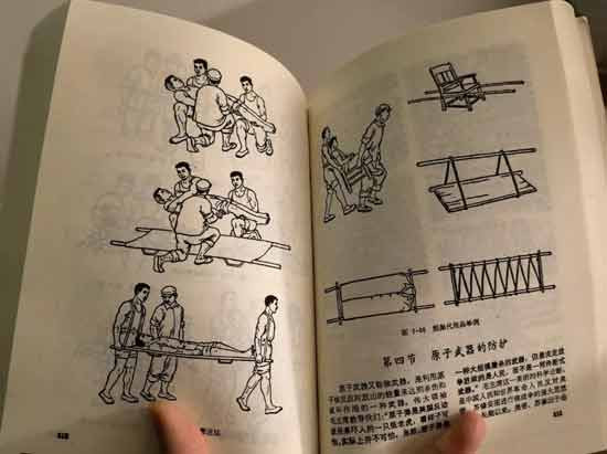 我不是说赤脚医生的治疗手段有多科学、有多高明，可能并不科学、并不高明、但他们真的能解决农民们身边常见的病痛，而且随叫随到，能治就治，不能治也会建议你去上级医院。他们历史上有着重大的功绩。甚至在今天的现实中，他们依然有存在的意义。