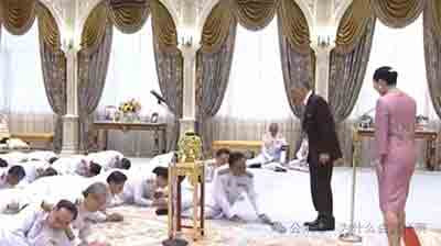 我们跪的人，要值得我们以这样一种最高的敬意形式去纪念他们。