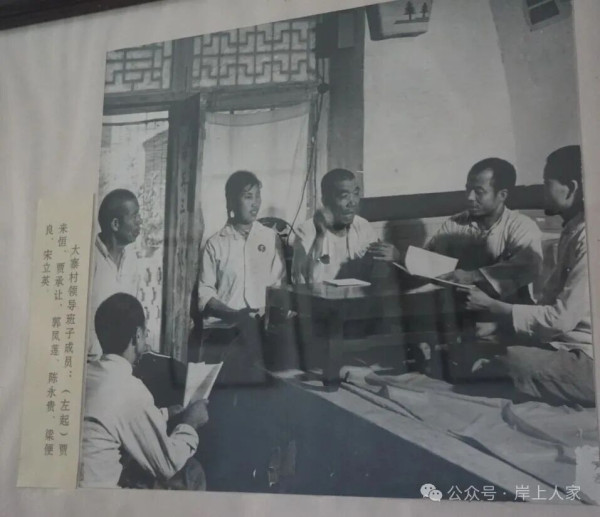 当干部，要让群众信得过。群众不信任，你怎么领导群众?要让群众信任，最主要的是干部不自私，不特殊，不忘劳动。