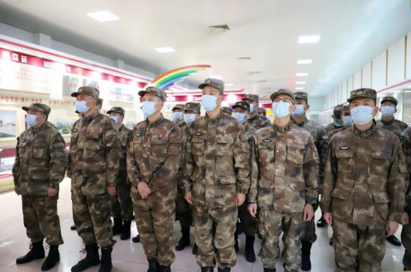 杨根思部队参观南街村——英雄的部队到文明的村庄