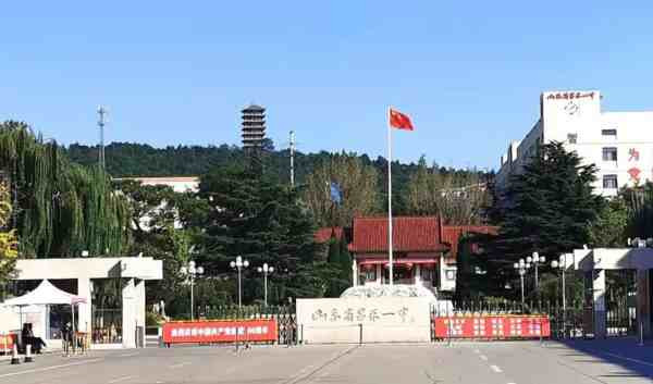 无产阶级要想获得解放,就必须团结起来,必须共同努力奋斗。而且无产阶级只有解放全人类,才能最后解放无产阶级自己。谁能说这就不是“以天下为己任”,就不是“先天下之忧而忧,后天下之乐而乐”呢?这里的“天下”就是黎民百姓,就是人民。