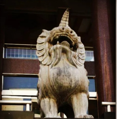藐视法徽,藐视咱们国家的根基与底色,跪舔【蒙眼的西方女神】,最终换来的必然是【瞎蒙】的正义!