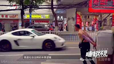 在资本主义社会，文化生产被资本的逻辑所主宰。知识分子为了生存和发展，常常需要迎合市场的需求，接受资本的资助与审查。许多作家、艺术家在这种环境下，成为了资产阶级的“精神雇佣劳动者”。他们的创作不可避免地带有资产阶级意识形态的烙印，作品中充斥着对消费主义、享乐主义的宣扬，对社会不平等现象的忽视或美化。这种依附性使得文化生产成为资本积累的工具，失去了批判现实、启迪民智的功能。