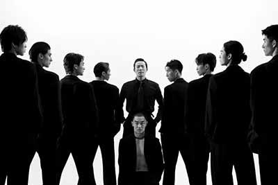 演出结束后，一切又迅速回到现实。 演员卸妆、换衣服，准备下一场演出。那些被反复讨论的肌肉、荷尔蒙和“性张力”，最后也只是整套娱乐工业里的工作内容。
